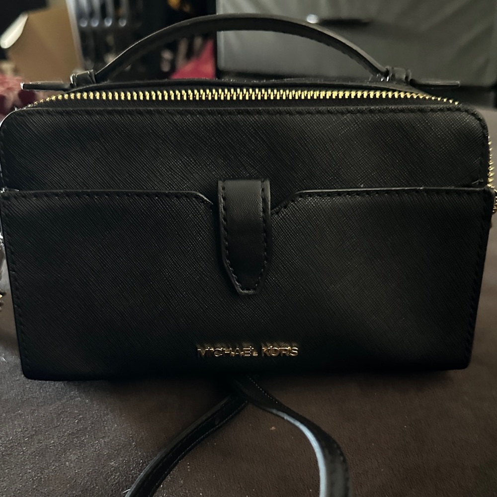 Michael Kors Elegant Black Crossbody Bag - Picture 2 of 13